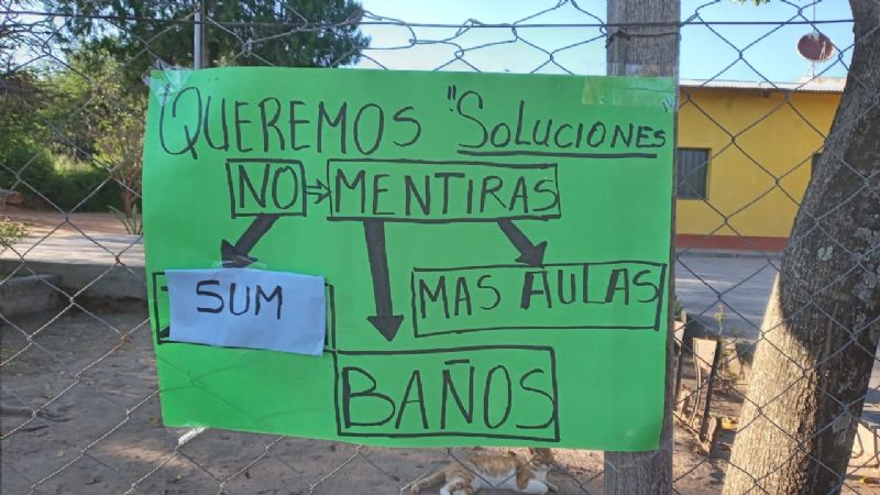 Padres tomaron una escuela por falta de mantenimientos