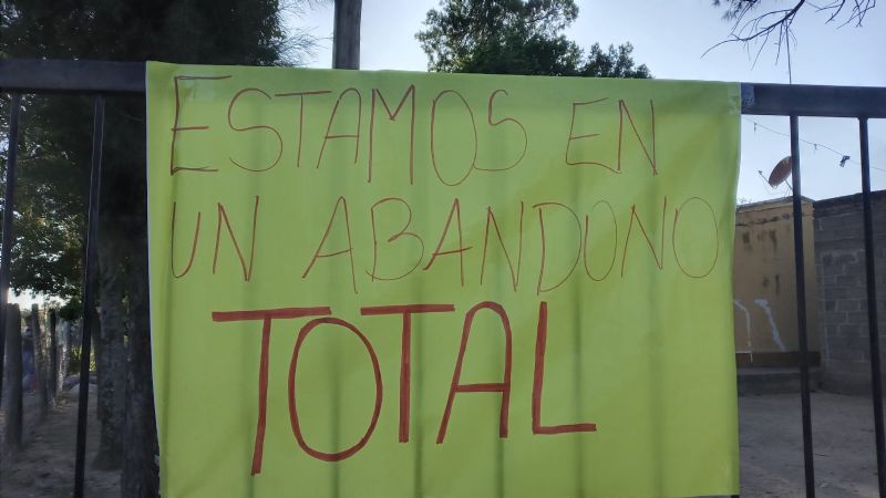 Padres tomaron una escuela por falta de mantenimientos