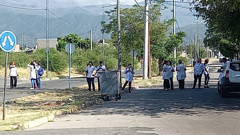 Alumnos de las Mil Viviendas sacaron los pupitres a la calle