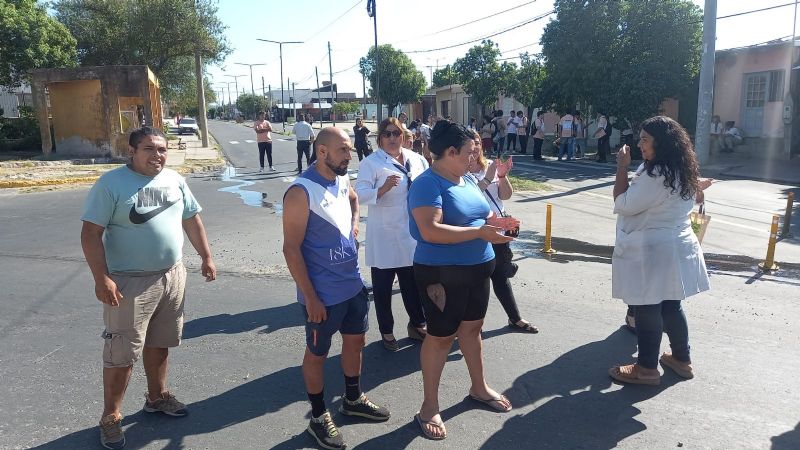 Alumnos de las Mil Viviendas sacaron los pupitres a la calle