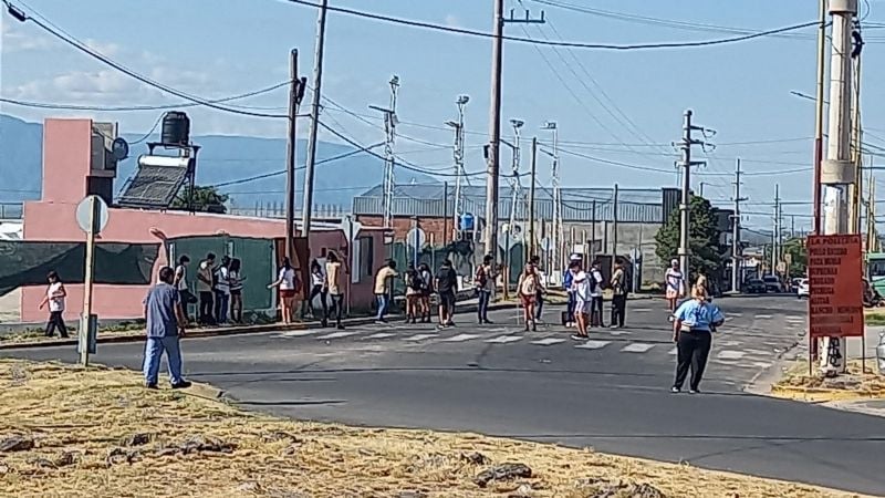 Alumnos de las Mil Viviendas sacaron los pupitres a la calle