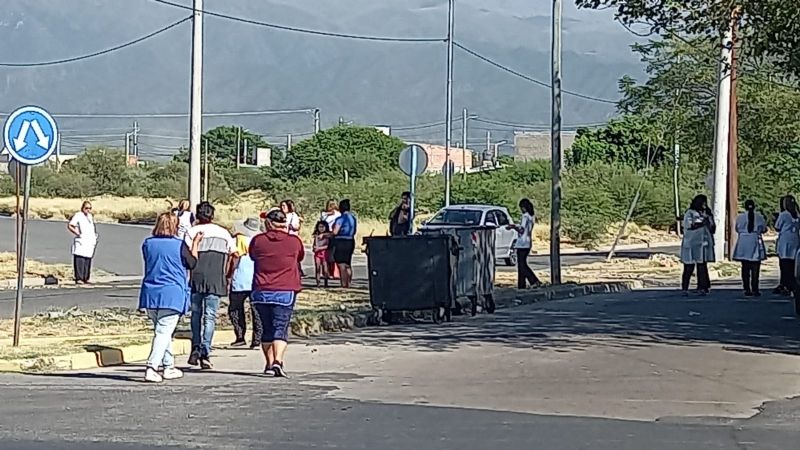 Alumnos de las Mil Viviendas sacaron los pupitres a la calle