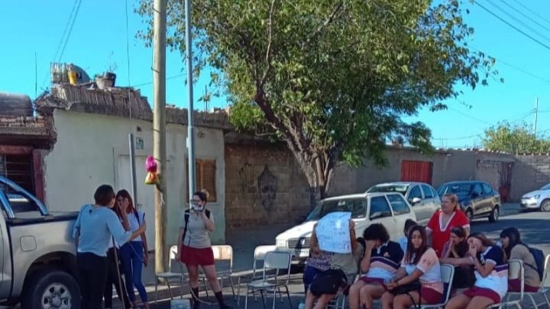 Alumnos de las Mil Viviendas sacaron los pupitres a la calle