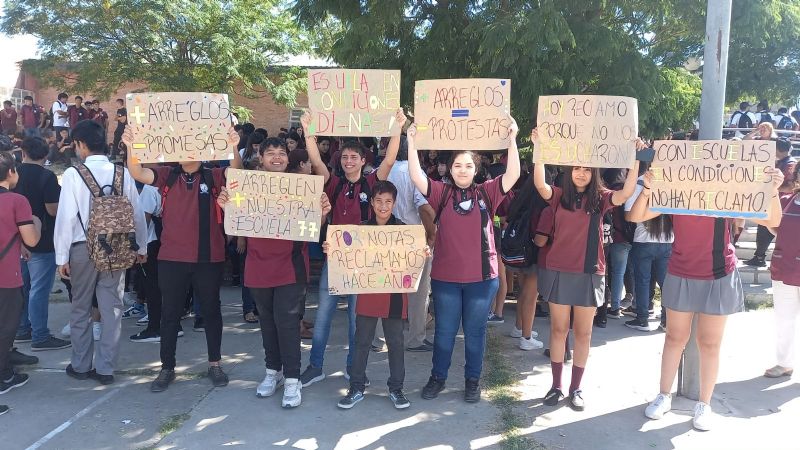 Alumnos de la Escuela N.º77 se manifestaron