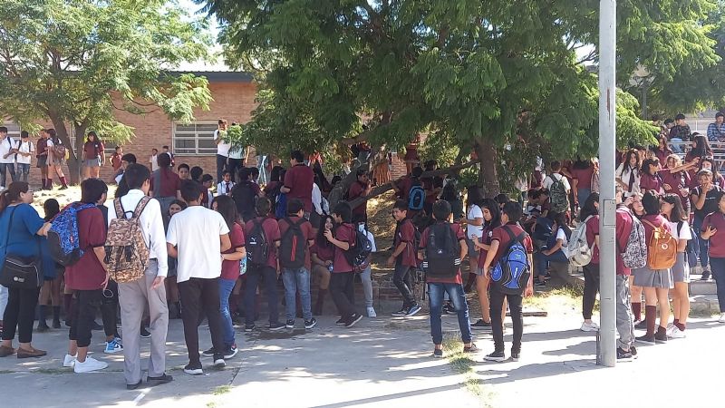 Alumnos de la Escuela N.º77 se manifestaron