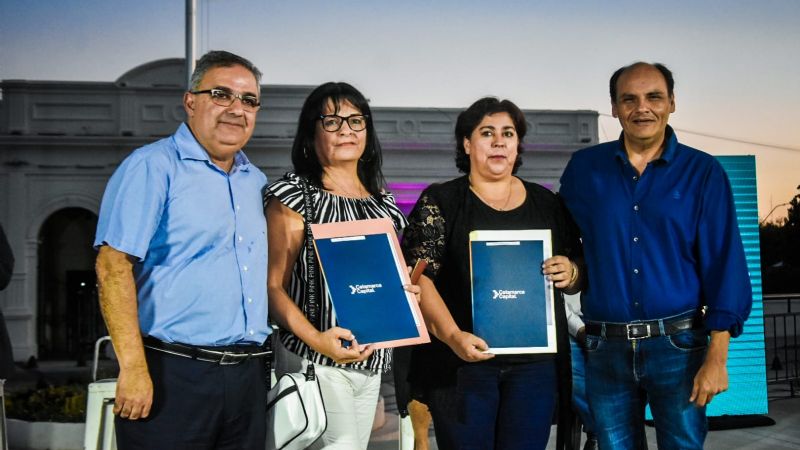 Raúl acompañó a Gustavo en la entrega de escrituras