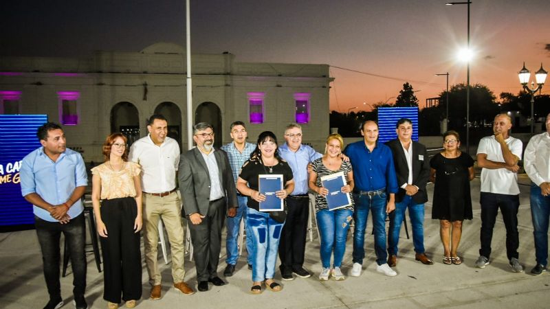 Raúl acompañó a Gustavo en la entrega de escrituras