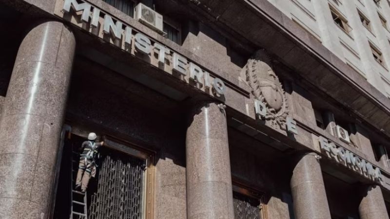 Gobierno ordenó que el sector público canjee sus bonos en dólares por títulos en pesos