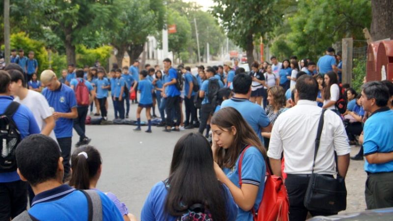 Estudiantes tomaron el colegio secundario n° 44 «JL Borges» de Miraflores