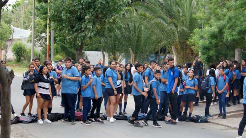 Estudiantes tomaron el colegio secundario n° 44 «JL Borges» de Miraflores