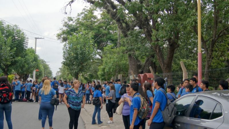 Estudiantes tomaron el colegio secundario n° 44 «JL Borges» de Miraflores