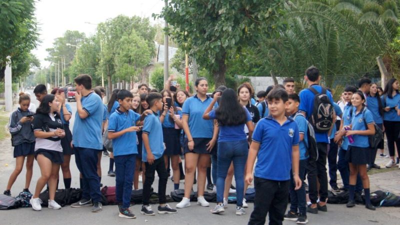 Estudiantes tomaron el colegio secundario n° 44 «JL Borges» de Miraflores