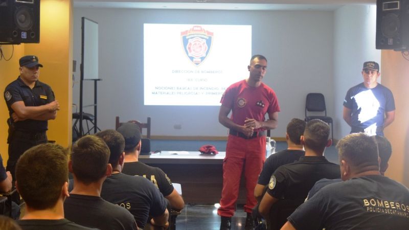 Bomberos de la Policía iniciaron una capacitación
