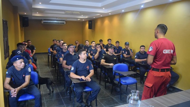 Bomberos de la Policía iniciaron una capacitación