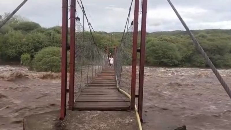 Cruzaron por el puente colgante en medio de una tremenda crecida