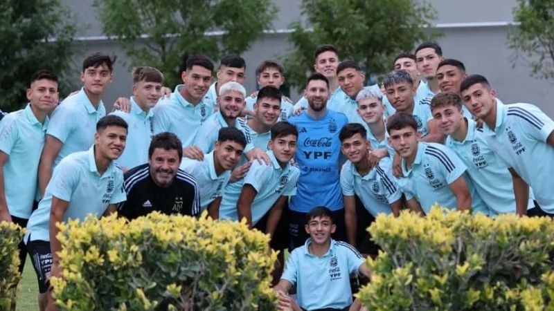 El “Cata” Maza en la foto del Sub17 con Messi