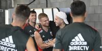ENZO FERNÁNDEZ visitó a sus ex-compañeros en el predio de River, en Ezeiza.