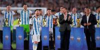 EL PRESIDENTE de la Conmebol y el presidente de AFA acompañan a Messi en la fiesta de los campeones.