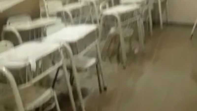 Cedió el techo de una escuela y se inundó toda