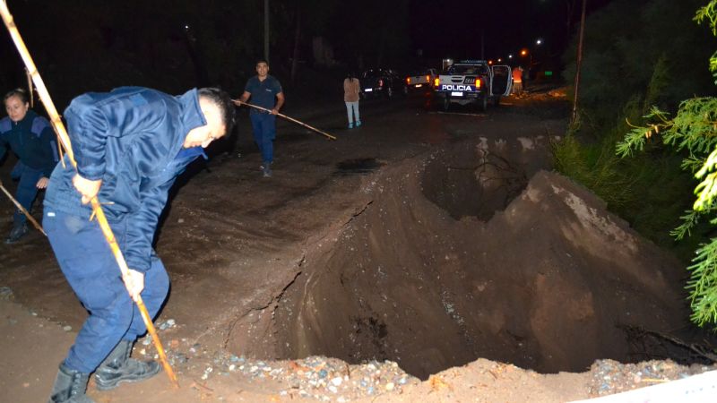 Casas inundadas, derrumbes, y postes caídos