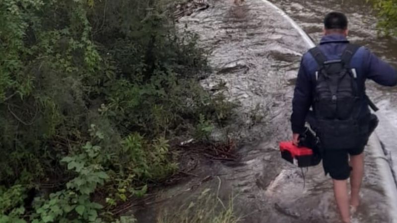 Sin un puente para cruzar, caminan bordeando un canal