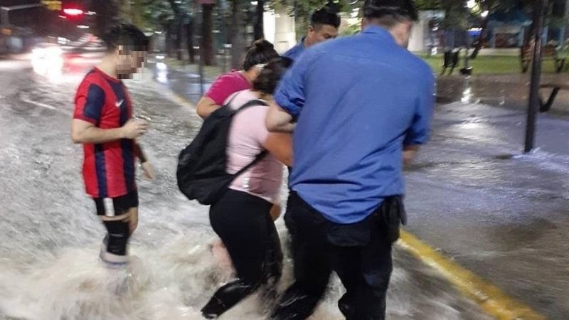 Policías brindaron asistencia a personas afectadas por la tormenta