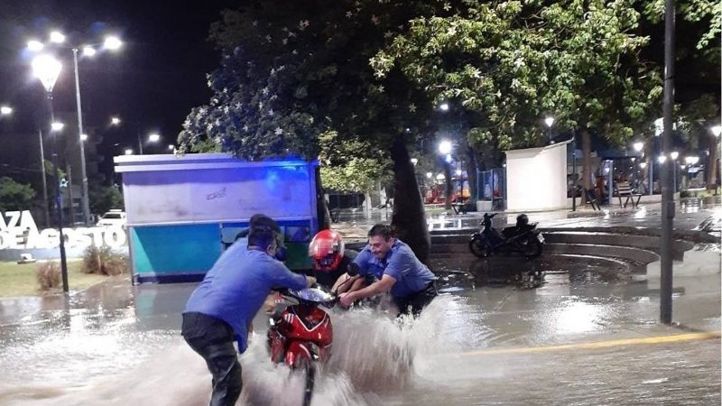 Policías brindaron asistencia a personas afectadas por la tormenta