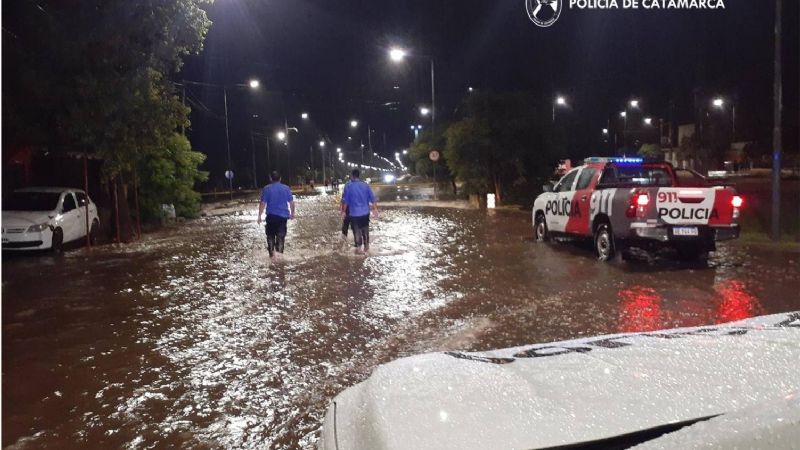 Policías brindaron asistencia a personas afectadas por la tormenta