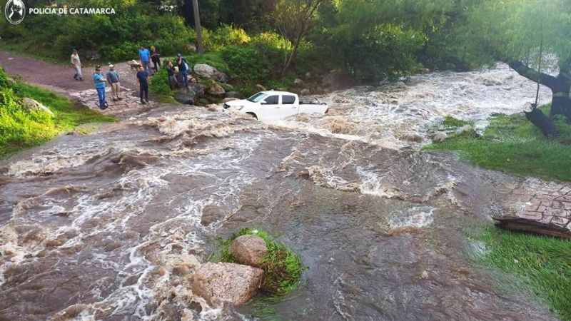 Rescataron una camioneta varada en el Río Los Nogales