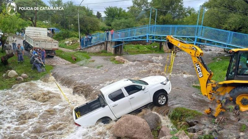Rescataron una camioneta varada en el Río Los Nogales