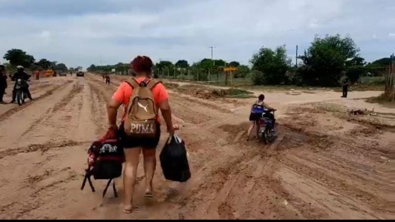 Docentes y estudiantes caminan por medio de explosivos para llegar a la escuela
