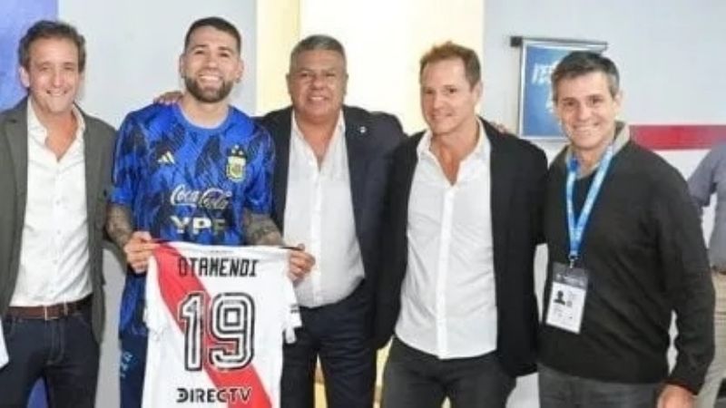 River le obsequió una camiseta a Otamendi