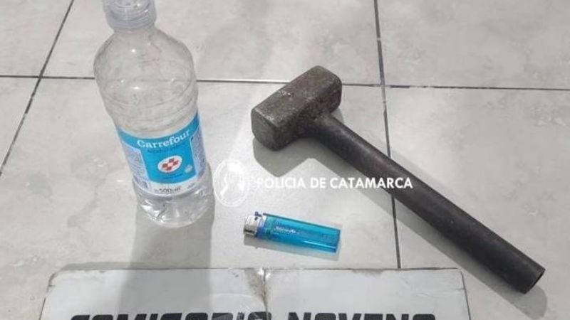 La roció con alcohol y la amenazó con una maza y un encendedor
