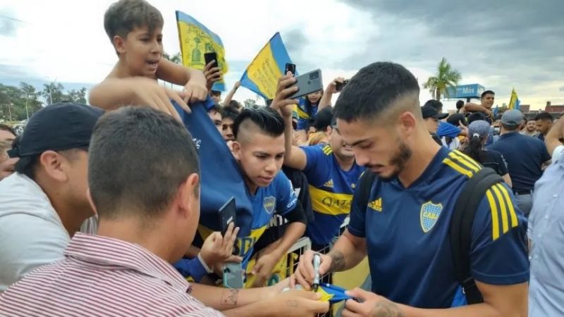 Boca arribó a Chaco y fue recibido por una multitud