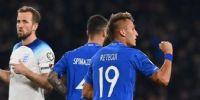 RETEGUI festeja su gol para Italia, ante Inglaterra; lo sufre Harry Kane.