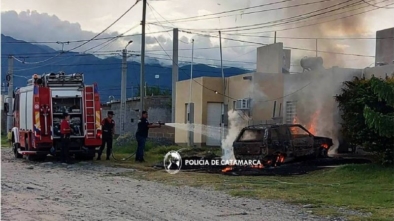 Voraz incendio de un automóvil en el sur de la Capital