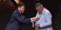 TAPIA condecorado por el presidete de la Conmebol, por la Copa del Mundo.