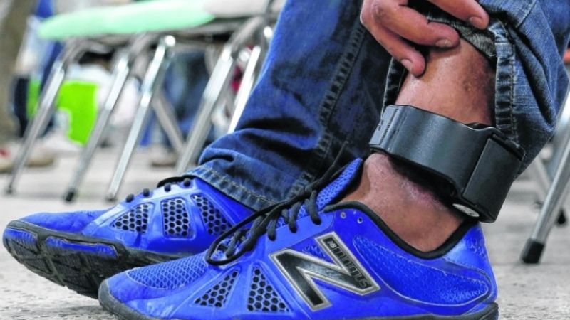 Se quitó la tobillera electrónica y se fue a un boliche