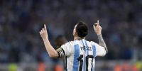 MESSI FESTEJANDO EL GOL 100; después le regalaron la pelota y una plaqueta por este nuevo récord en la Selección Argentina.
