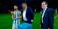 EL GOBERNADOR DE SANTIAGO, Gerardo Zamora con Messi y Tapia en el festej final.