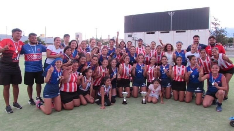 “Alemanas” y “Leonas”, campeonas del NOA en Hockey