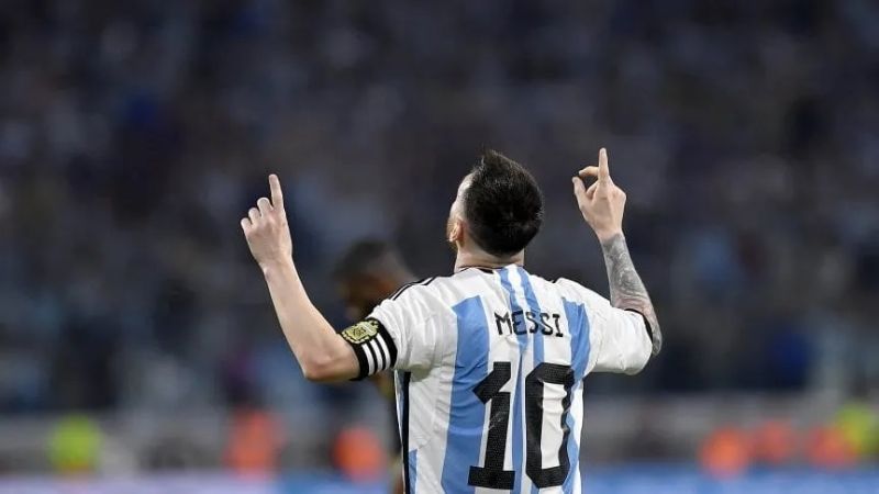 Messi “se pasó”, llegó a los 100 e hizo 2 más