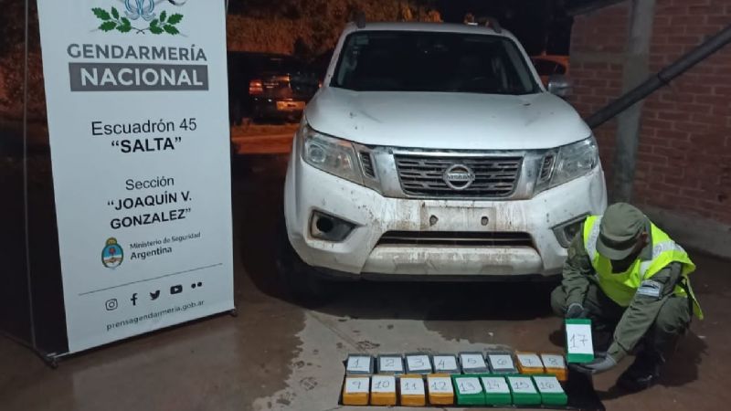 Abandonan una camioneta de alta gama con más de 17 kilos de cocaína