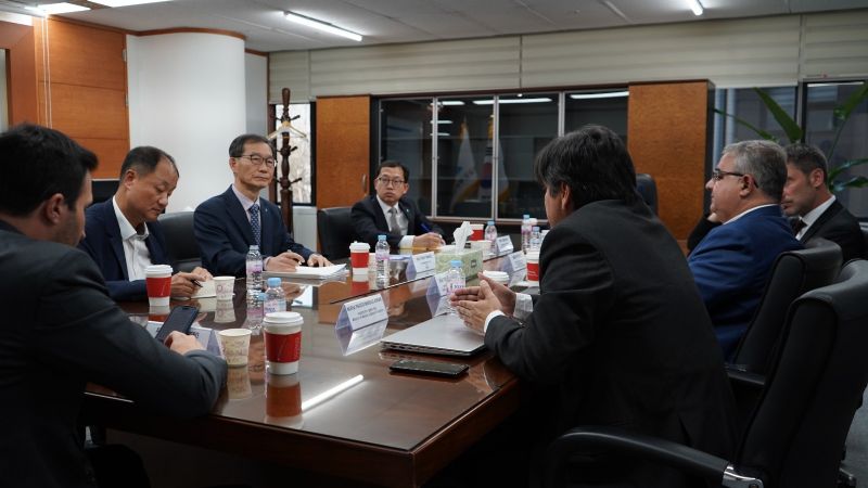 Raúl visitó la planta de POSCO y se reunió con representantes de la estatal KOMIR
