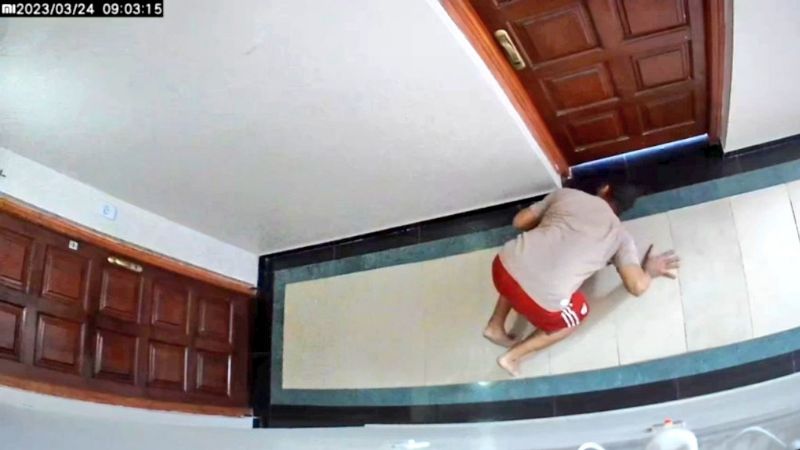 Video muestra como una mujer es intensamente acosada por un vecino