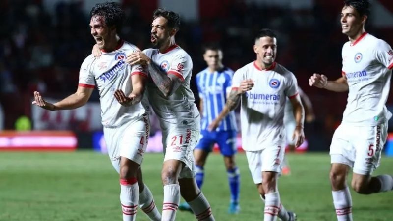 Argentinos goleó 3-0 al Tomba; Defensa y Vélez 0-0