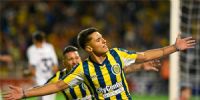 ALEJO VÉLIZ hizo dos goles para el triunfo de Rosario Central, ante Gimnasia.