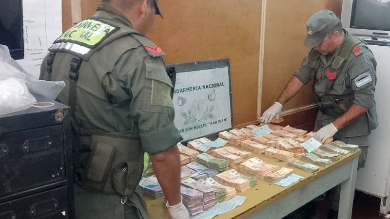Un conductor viajaba desde Catamarca trasladando millones de pesos y cheques al portador