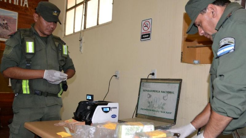 Un conductor viajaba desde Catamarca trasladando millones de pesos y cheques al portador