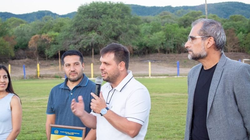 Entrega de materiales de la Vivienda a clubes chacareros